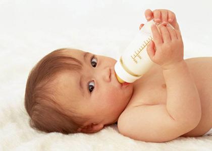 什么奶瓶最适合新生儿 怎样选择适合新生儿的奶瓶？