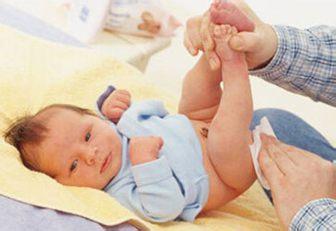 新生儿如何换尿布不冷 怎样给新生儿换尿布