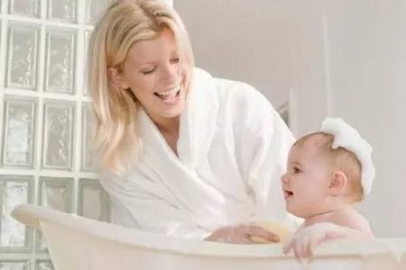 新生儿什么时候洗澡 什么时候可以给新生儿洗澡