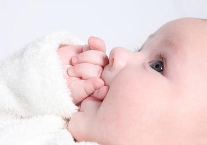 宝宝喜欢吃手指 为何宝宝喜欢吮吸手指