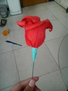 皱纹纸怎么折成玫瑰花 怎么用皱纹纸折玫瑰花