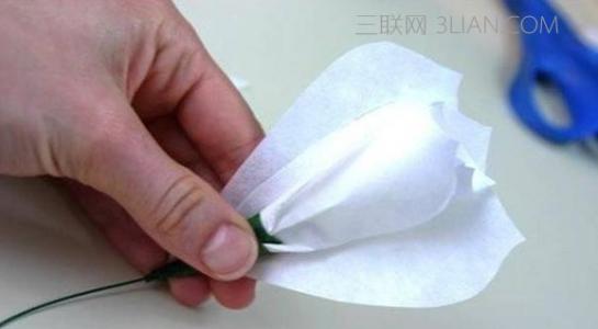 餐巾纸玫瑰花的折法 怎么用餐巾纸折玫瑰花