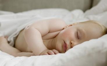 宝宝睡觉踢被子怎么办 宝宝睡觉踢被怎么办