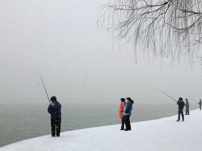 冬季砸冰钓鱼视频 冬季钓鱼的9个要领