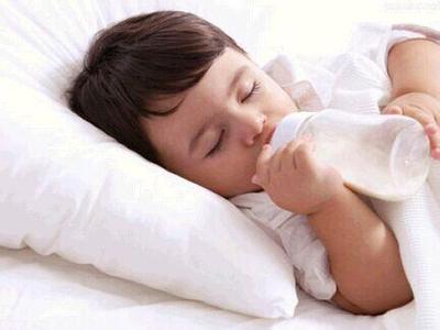 孩子睡前喝牛奶好吗 睡前喝奶孩子爱生病