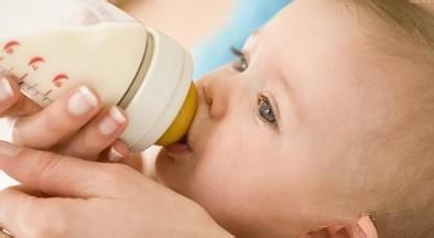 新生儿吃奶睡着 防止一个月宝宝吃奶睡着的方法