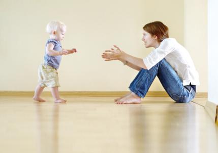 宝宝什么时候学走路 什么时候开始让宝宝学走路?