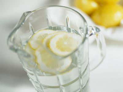 新鲜柠檬片泡水的功效 柠檬片泡水的功效，新鲜柠檬片泡水的5个功效