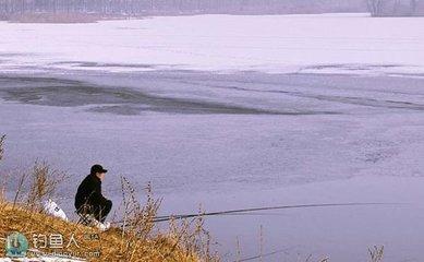 冬季砸冰钓鱼视频 冬季钓鱼与气候的关系