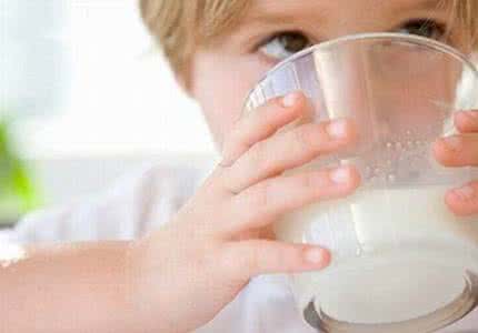 早上空腹喝牛奶 早上空腹喝牛奶的危害？喝牛奶的正确方法