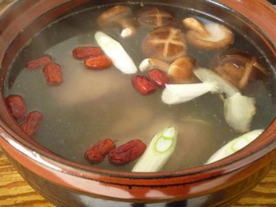 海参香菇排骨汤的做法 参芪香菇大骨汤做法