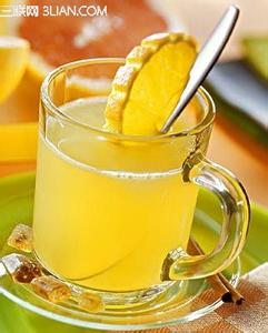 柠檬片泡水的功效 柠檬片泡水的功效和作用