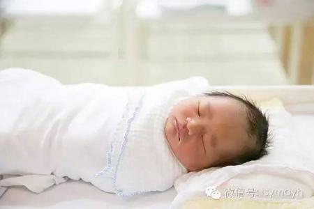 新生儿包裹方法图解 如何合理包裹和抱放新生儿