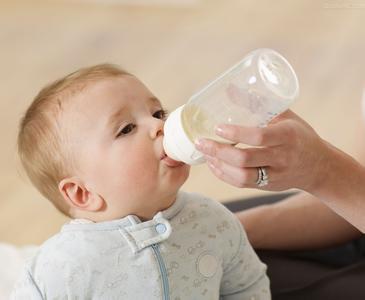 母乳喂养优于牛乳在于 1-2个月宝宝喂养方法 可采用母乳或牛乳喂养