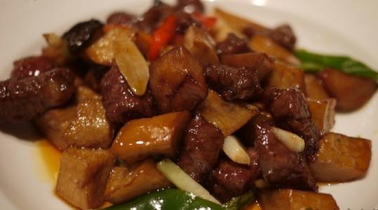 杏鲍菇黑胡椒牛肉粒 杏鲍菇牛肉粒的做法