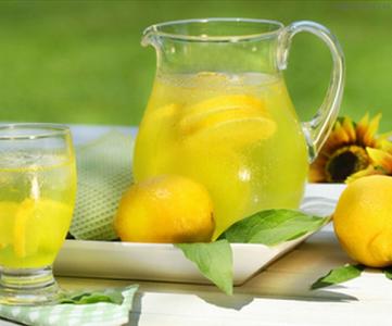 长期喝柠檬水的坏处 喝柠檬水的好处与坏处