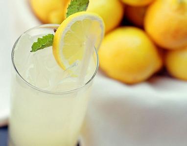 柠檬水一天喝几杯最好 每天喝柠檬水好吗