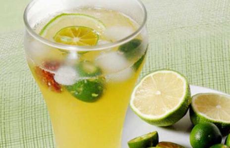 柠檬水什么时候喝最好 晚上喝柠檬水好吗