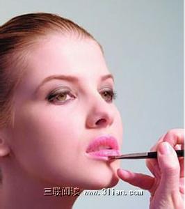 彩妆眼影的叠加小技巧 彩妆五个小技巧防止口红花妆