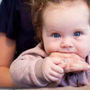宝宝吃手 怎样帮宝宝消除吃手的爱好