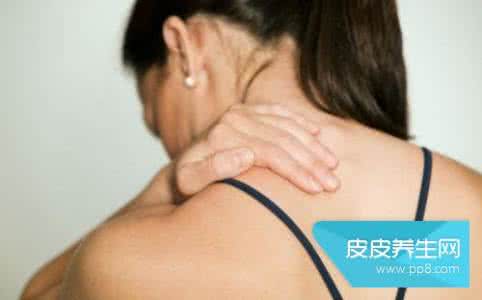 耸肩是什么原因造成的 造成肩酸的原因有哪些