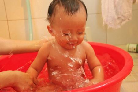 快乐星球欧阳老师洗澡 宝宝快乐洗澡的9个方法