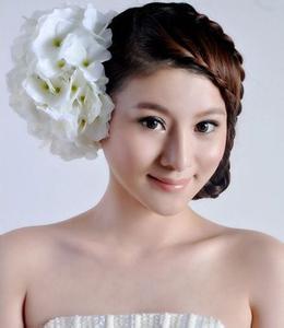 韩式鲜花花束 4款淡雅的鲜花韩式新娘发型欣赏