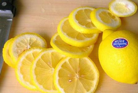 柠檬片泡水的功效 黄柠檬片泡水的功效