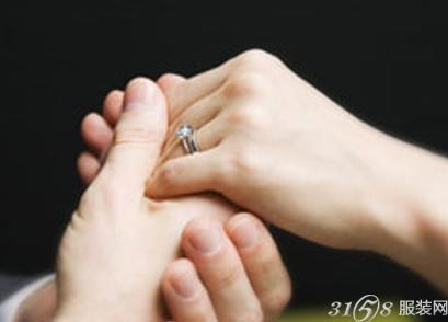 戒指的正确戴法 正确的求婚戒指的戴法