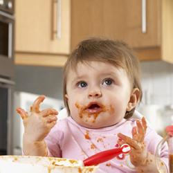 宝宝吃饭含着不咽 宝宝吃饭很慢怎么办