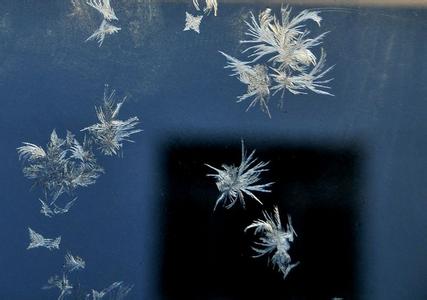 冬天玻璃上的冰花 玻璃上的冰花是如何形成的