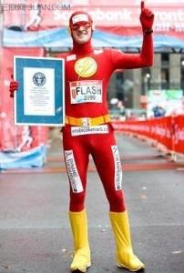 半程马拉松 打扮成一个超级英雄跑得最快的半程马拉松