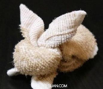 毛巾兔子的折叠方法 兔子毛巾如何折叠