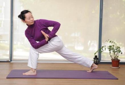 瑜伽招式 办公室瑜伽招式预防缓解慢性疾病