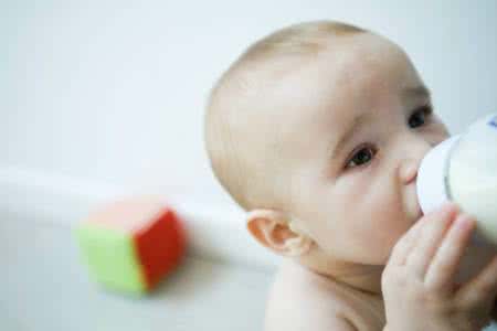 新生儿喂养注意事项 新生儿喂养时必须注意的细节