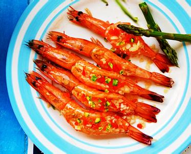 春节菜谱：芦笋蒜蓉烤虾的做法