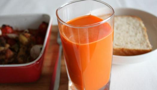 胡萝卜汁的功效与作用 胡萝卜和什么一起榨汁好_胡萝卜汁的功效与作用