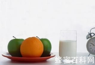 牛奶相克的食物 牛奶不能跟什么水果一起吃_牛奶相克的食物