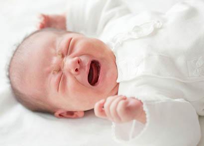 宝宝晚上睡觉哭闹 95%的剖腹产宝宝为什么易哭闹