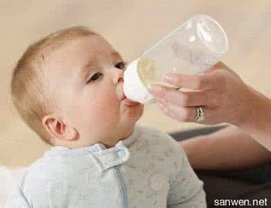 新生儿吐奶是什么原因 新生儿吐奶怎么回事儿 新生儿吐奶的原因及处理方法.