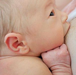 新生儿吐奶是什么原因 新生儿吐奶怎么办 新生儿吐奶原因及办法 如何避免新生儿吐奶