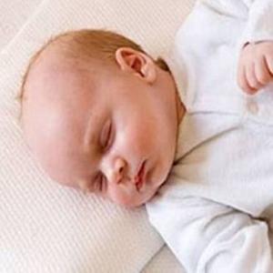 婴儿什么时候睡枕头 婴儿什么时候用枕头，睡什么枕头好