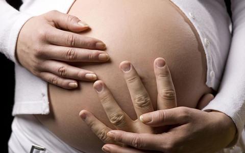 胎儿经常打嗝正常吗 经常抚摸胎儿有哪些积极作用