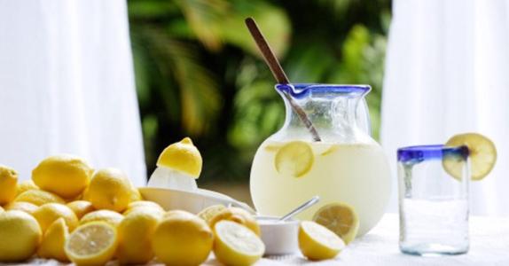柠檬片泡水的功效 柠檬泡水保健康成时尚