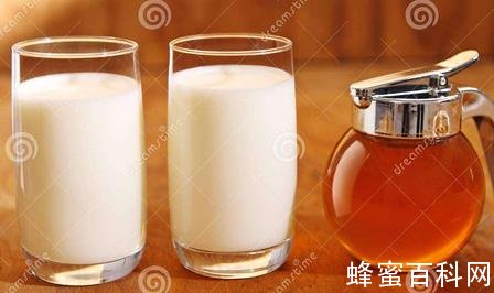 牛奶加蜂蜜喝死人 蜂蜜和牛奶可以一起喝吗