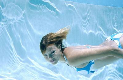 新生儿游泳防耳朵进水 游泳时如何预防耳朵进水