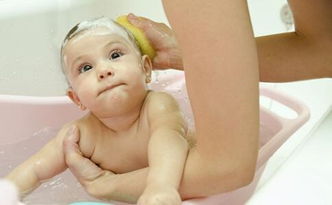 初生儿女宝宝洗澡 新生儿洗澡怎么护理
