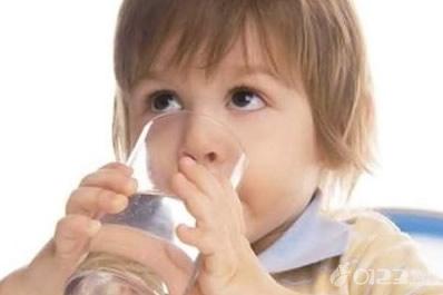 如何让宝宝爱上喝水 如何让宝宝爱上喝水 让宝宝爱上喝水的方法