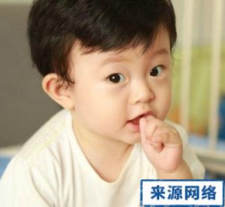 宝宝两岁啃指甲缺什么 宝宝啃指甲是什么原因