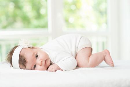 宝宝几个月可以趴着 宝宝几个月可以趴着 宝宝几个月能趴着玩